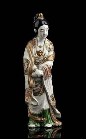 FIGURA DI KANNON IN CERAMICA 'SATSUMA' CON DECORO A SMALTI POLICROMI E ORO
Giappone, periodo Meiji