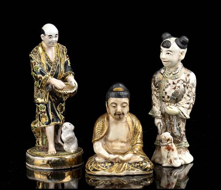 TRE PICCOLE SCULTURE IN CERAMICA 'SATSUMA' CON DECORO A SMALTI POLICROMI E ORO
Giappone, periodo Meiji