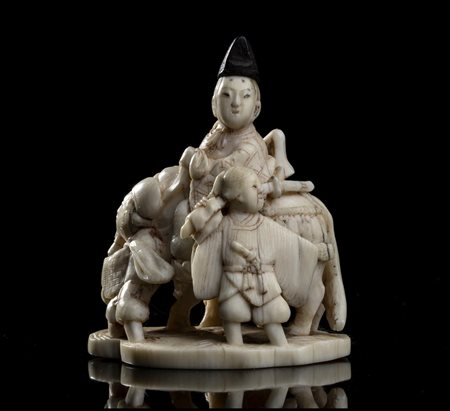 NETSUKE IN AVORIO CON NARIHIRA CHE ATTRAVERSA IL FIUME TAMAGAWA
Giappone, XIX secolo