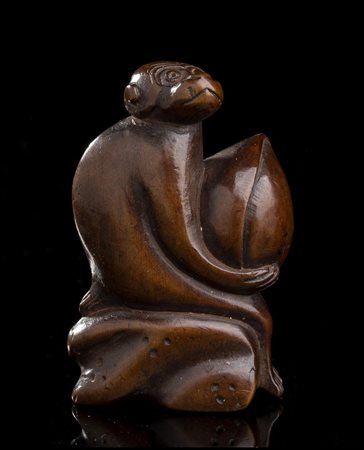 NETSUKE IN LEGNO DI BOSSO CON SCIMMIA E PESCA
Giappone, periodo Edo, XIX secolo