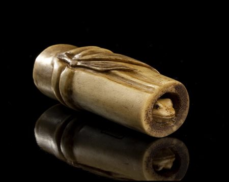 NETSUKE IN CORNO DI CERVO CON BAMBÙ E RANOCCHIO
Giappone, periodo Meiji