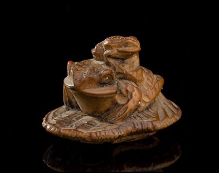 NETSUKE IN LEGNO DI BOSSO CON ROSPI SU SANDALO DI PAGLIA
Giappone, periodo Meiji