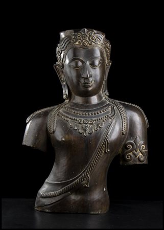 GRANDE TORSO DI BUDDHA IN BRONZO
Thailandia, XX secolo