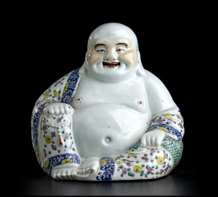 BUDAI IN PORCELLANA CON DECORO A SMALTI POLICROMI
Cina, XX secolo