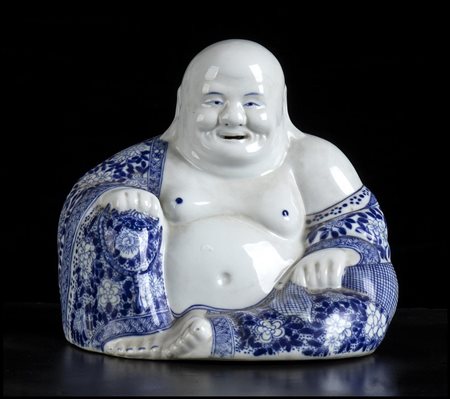 BUDAI IN PORCELLANA ‘BIANCO E BLU’

Cina, XX secolo