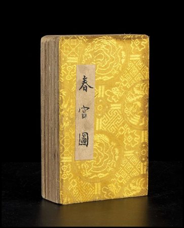 LIBRO CON IMMAGINI EROTICHE DIPINTE A COLORI SU CARTA INCOLLATA SU CARTONE
Cina, XX secolo