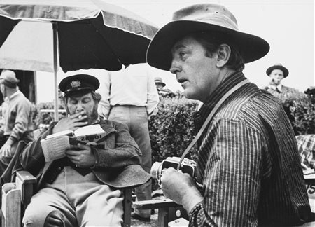 Sanford Roth (1906-1962)  - Robert Mitchum e Peter Ustinov in "I nomadi", 1960