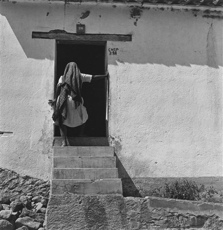 Mariana Yampolsky (1925-2002)  - En la puerta, 1965