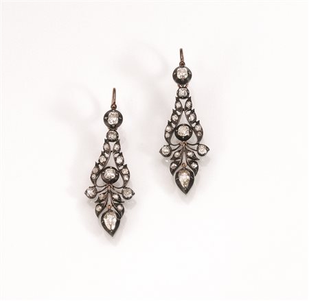 Paio di orecchini pendenti, sec. XIX, in argento, oro rosa e diamanticiascuno...