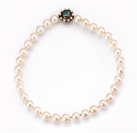Collana in perle, oro rosa, smeraldo e diamantirealizzata ad un filo di perle...
