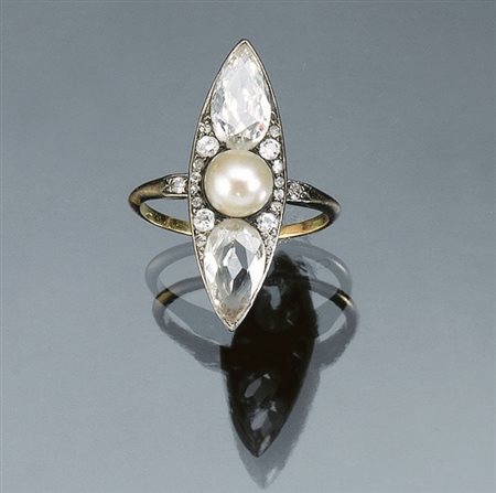 Anello, inizio sec. XX, in oro giallo, argento, perla e diamantia marquise...