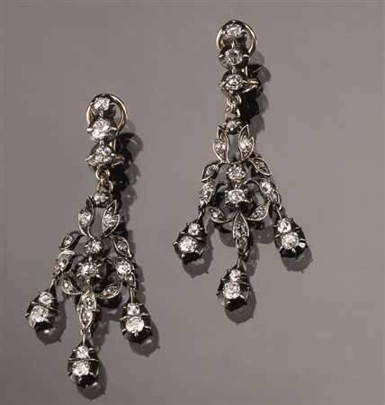 Paio di orecchini pendenti, sec. XIX in argento, oro giallo e diamanti di...