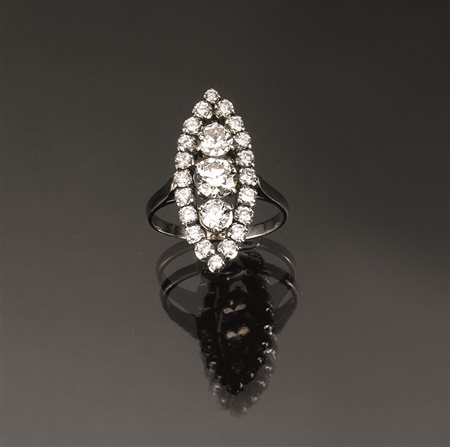 Anello in oro bianco e diamantia forma di marquise decorata in brillanti...