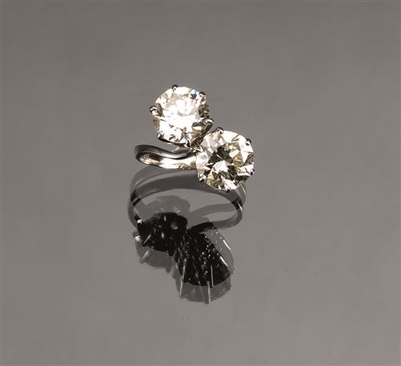Anello in oro bianco e diamantimontatura contrarié decorata da due brillanti...