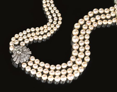 Collana in oro bianco, perle e diamantirealizzata a tre fili di perle...