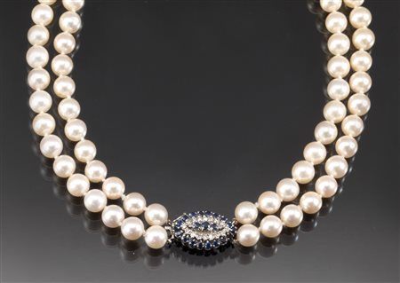 Collana in perle giapponesi, oro bianco, zaffiri e diamantirealizzata a due...