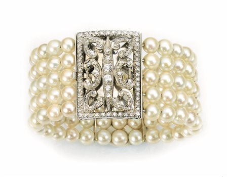 Bracciale in oro bianco, perle e diamantirealizzato a cinque file di perle da...