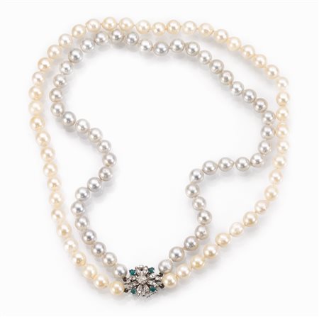Collana in oro bianco, perle, smeraldi e diamantirealizzata a due fili di...