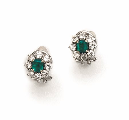 Paio di orecchini in oro bianco, smeraldi e diamanticiascuno realizzato a...