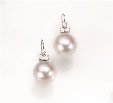 Paio di orecchini in oro bianco, perle e diamanticiascuno realizzato con una...