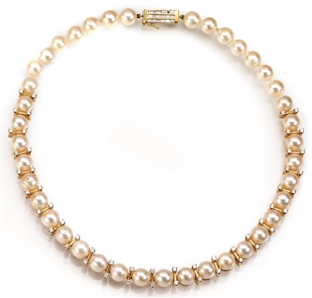 Collana in oro giallo, perle e diamantirealizzata ad un filo di quaranta...