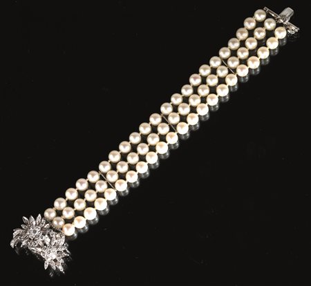 Bracciale in oro bianco, perle e diamantirealizzato a tre fili di perle diam....