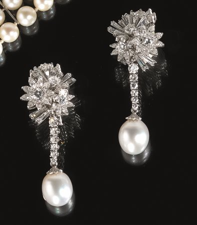 Paio di orecchini in oro bianco, perle e diamanti ciascuno modellato come una...