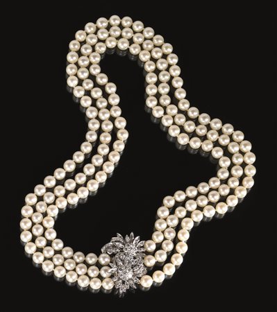 Collana in oro bianco, perle e diamantirealizzata a tre fili di perle bianche...