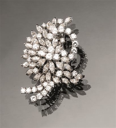 Spilla a clip in oro bianco e diamanti modellata a tralcio floreale, decorata...
