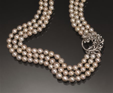 Collana in perle, oro bianco e diamanti realizzata a tre fili di perle diam....
