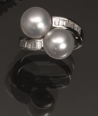 Anello in oro bianco, perle e diamantimontatura contrarie decorata da due...