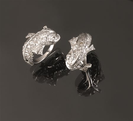 Due anelli in oro bianco e diamanticiascuno modellato come un delfino...