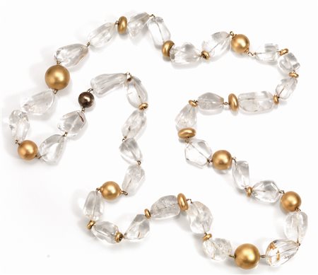 Due collane in cristallo di rocca e oro ciascuna realizzata ad una fila di...
