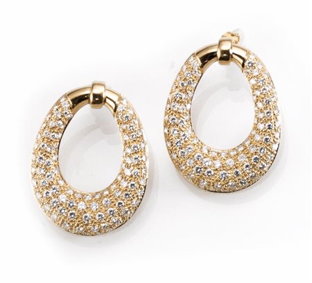 Paio di orecchini in oro giallo e diamanticiascuno realizzato come un cerchio...