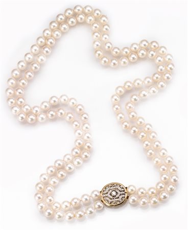 Collana in perle, oro giallo, oro bianco e diamantirealizzata a due fili di...