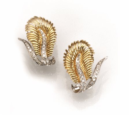 Paio di orecchini in oro giallo, oro bianco e diamanticiascuno modellato come...
