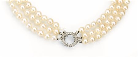 Collana in perle, oro bianco e diamantirealizzata a tre fili di perle...