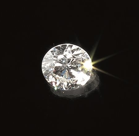 Diamante taglio brillante di ct 3.92, colore L, purezza VS2, corredato di...