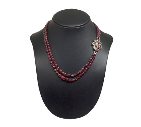 Collana in argento con rubini e chiusura in argento e rubini.