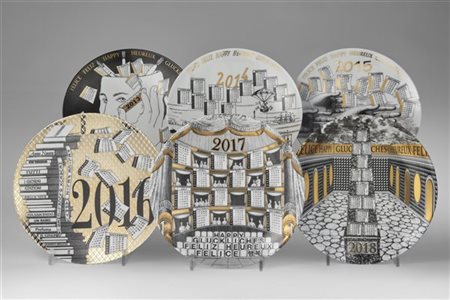 Fornasetti Gruppo di sei piatti della serie "Calendario". Milano, 2013/2018. Por