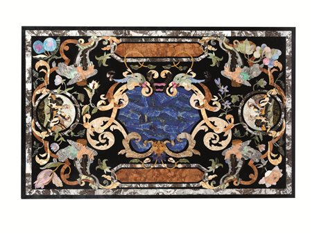 Piano di tavolo, sec. XIX, in commesso di pietre dure, decorato da grandi...