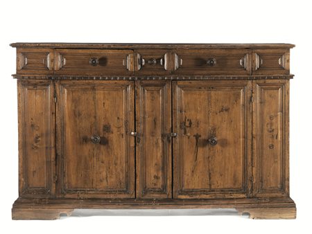 Credenza, Italia centrale, sec. XVII, in noce a patina bionda, piano...