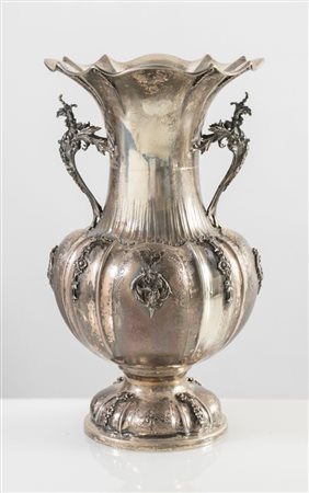 Italia, XX secolo. Vaso in argento 800.