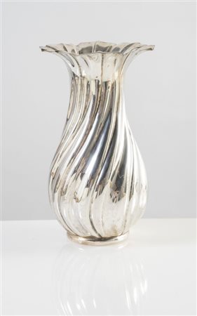 Italia, XX secolo. Vaso in argento 800.