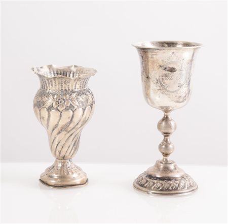 Lotto composto da piccolo calice e piccolo vaso in argento.
