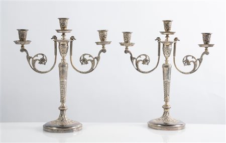 Italia, XX secolo. Coppia di candelabri in argento 800.