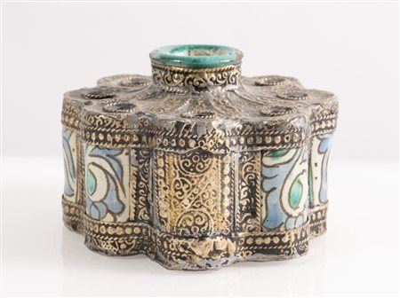 Marocco. Calamaio in argento, ottone e maiolica.