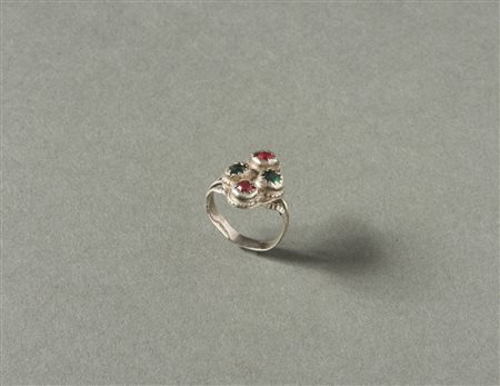  Arte Indiana - India. 
Anello in argento e paste vitree. 
Difetti e segni d'uso. .