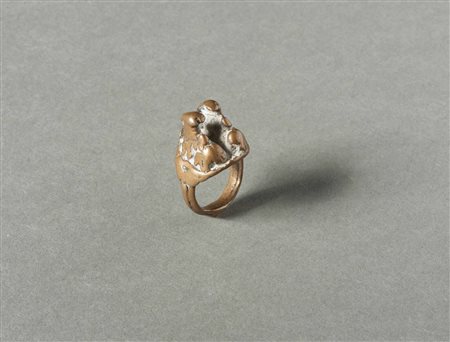  Arte Indiana - India. 
Anello in rame pieno con due divinità Nandi. 
Consunzioni e segni d'uso. .