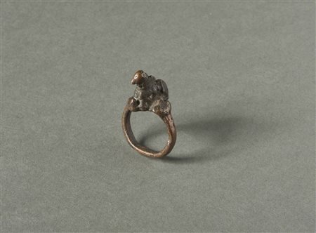  Arte Indiana - India. 
Anello in rame con divinità Nandi. 
Con splendida patina ed evidenti segni d'uso. .